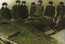 成鈞視察被擊毀的美蔣U-2型飛機