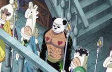站在BIG·MOM海賊團士兵中間的熊貓人