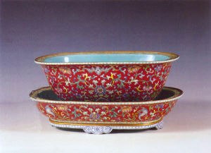 紫紅地粉彩福壽寶相紋腰圓形盆食奩 紫紅地粉彩福壽寶相紋腰圓形盆食奩