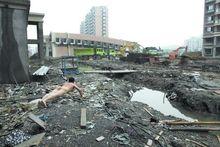 在上海“樓脆脆”事件現場