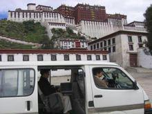 外業人員在西藏數據採集作業場景