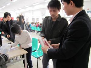 電信系領導在向學生髮放慰問品