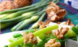 核桃肉百合炒蒜苗