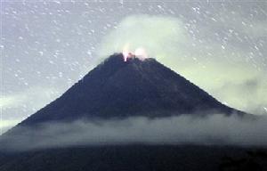 （圖）默拉皮火山正在噴出岩漿和煙塵