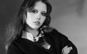 主演-米婭·高斯 