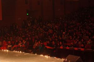 在場很多觀眾都是站著的