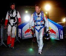 鮑加特納跳傘落地