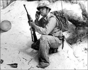 一手拿槍一手拿話筒，這是納瓦霍密碼員在太平洋戰爭期間最平常的工作狀態