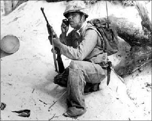 一手拿槍一手拿話筒，這是納瓦霍密碼員在太平洋戰爭期間最平常的工作狀態