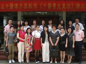 （圖）傅傑英與名媛學友合影