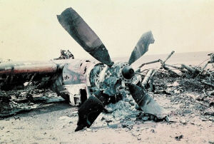 1980年4月，“鷹爪行動”失敗，美國飛機的殘骸位於德黑蘭以南約500公里的沙漠中。