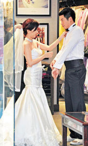 文頌嫻與未婚夫Jason試婚紗禮服。