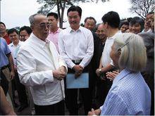 楊白冰在故鄉潼南與民眾交談。