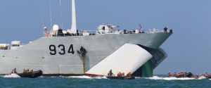 中國海軍陸戰隊兩棲戰車駛出登入艦艙門