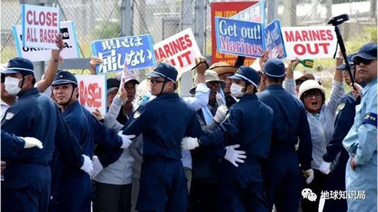 沖繩居民示威，要求美軍撒離