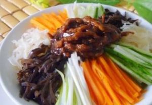 京醬肉絲澆飯 京醬肉絲澆飯