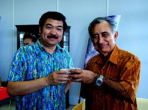 法波自治政府主席特馬魯與於廣勝在其總統府