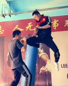 楊力銘示範膝法