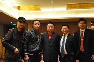 左一導演朱少宇，中為本片主演吳軍，右二為本片製片人蘇泉