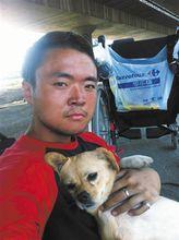 北京小伙樊蒙和小狗“蝴蝶”在旅途中合影