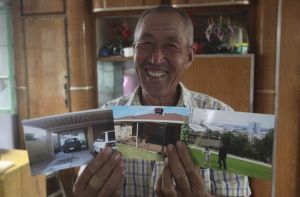 老人展示兒子在澳大利亞220平米的房子，760平米的草坪，還有兩輛轎車。