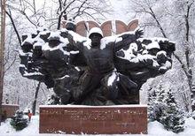 雪中的紀念碑