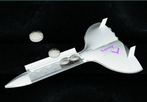 　離開地球後，太空艙從船體彈出。