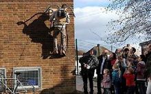 英國男子發明真空吸盤 變身蜘蛛俠牆上爬