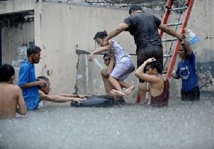 在菲律賓首都大馬尼拉，暴雨中受困人員獲解救。