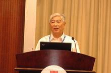 顧明遠教授在演講中