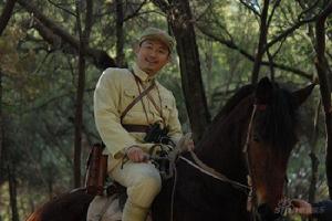 戰衛華飾演高秉中