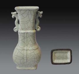 官窯月白釉雙龍耳瓶 官窯月白釉雙龍耳瓶