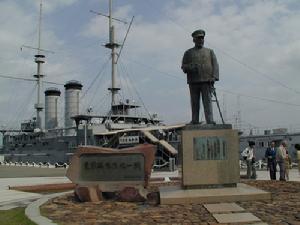 “三笠”艦和東鄉平八郎的塑像