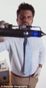 美國匹茲堡大學麥高恩再生醫學研究所的喬格-格洛克展示皮膚噴槍