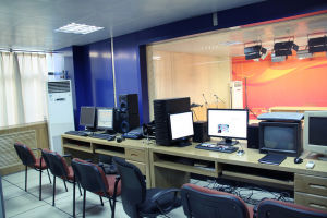 山東工藝美術學院廣播電台播音間