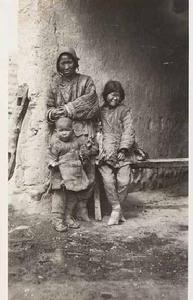 1910年3月19日，簡陋小屋前的婦人和兒童