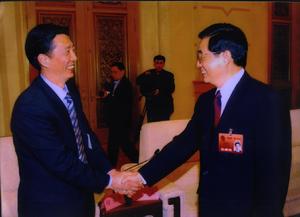 徐董與胡主席親切握手