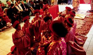 （圖）旅居美國的越南僑民著傳統禮服祭祀越南始祖雄王的儀式。