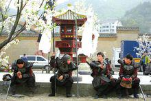 橫店影視城裡一旁休息的民眾演員