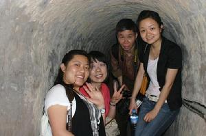 本科生參觀地道戰遺址