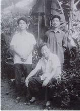 1981年與恩師嶺南派大師黃獨峰（中）