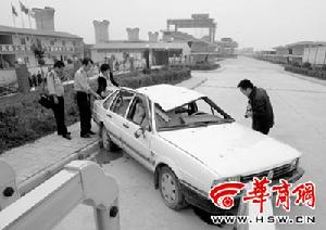 警方在勘察現場