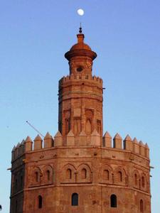 黃金塔上升起一輪滿月