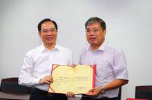 接受省政法委法律顧問聘書