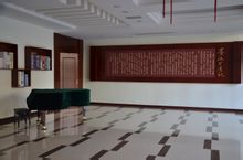 成都七中國中學校圖書閱覽室一角