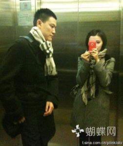 奢侈的情侶巴寶莉圍巾