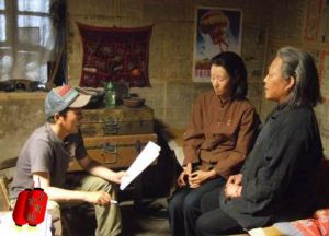 導演在為《娘》劇演員說戲