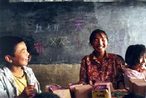 魏敏芝和孩子們用社會捐贈的彩色粉筆書寫內心的話語