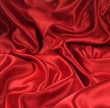 絲綢[用蠶絲或人造絲純織或交織而成的織品總稱]