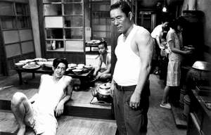 　《血和骨》中最精彩的就是北野武（前景人物）和小田切讓（左一）一老一少演員的斗戲。